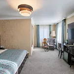 Atlas Posthotel Hotell 4*